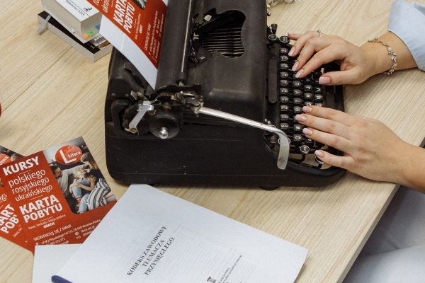 Mistrzostwo w Minimalizmie: Ekskluzywne Możliwości dla Autorów o Tematyce Porządkowania