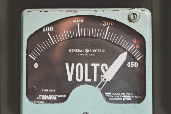 Mity i Rzeczywistość w Kalkulatorze Mocy Elektrycznej: Oblicz Watts, Volts, Amps i Horsepower