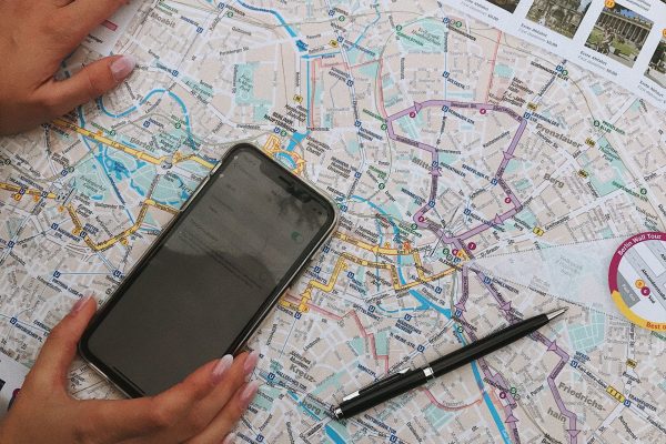 Odkryj Kolonię na Budżet: Przewodnik po Tanich Lotach i Sprytnych Hotelowych Sztuczkach